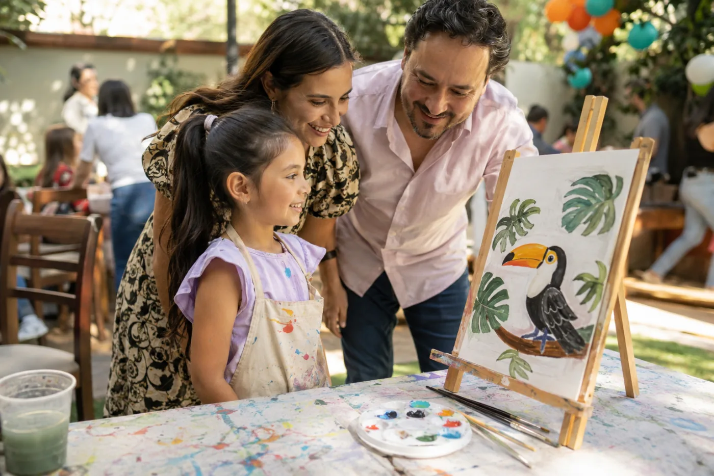 Familia admirando junta la pintura de un tucán