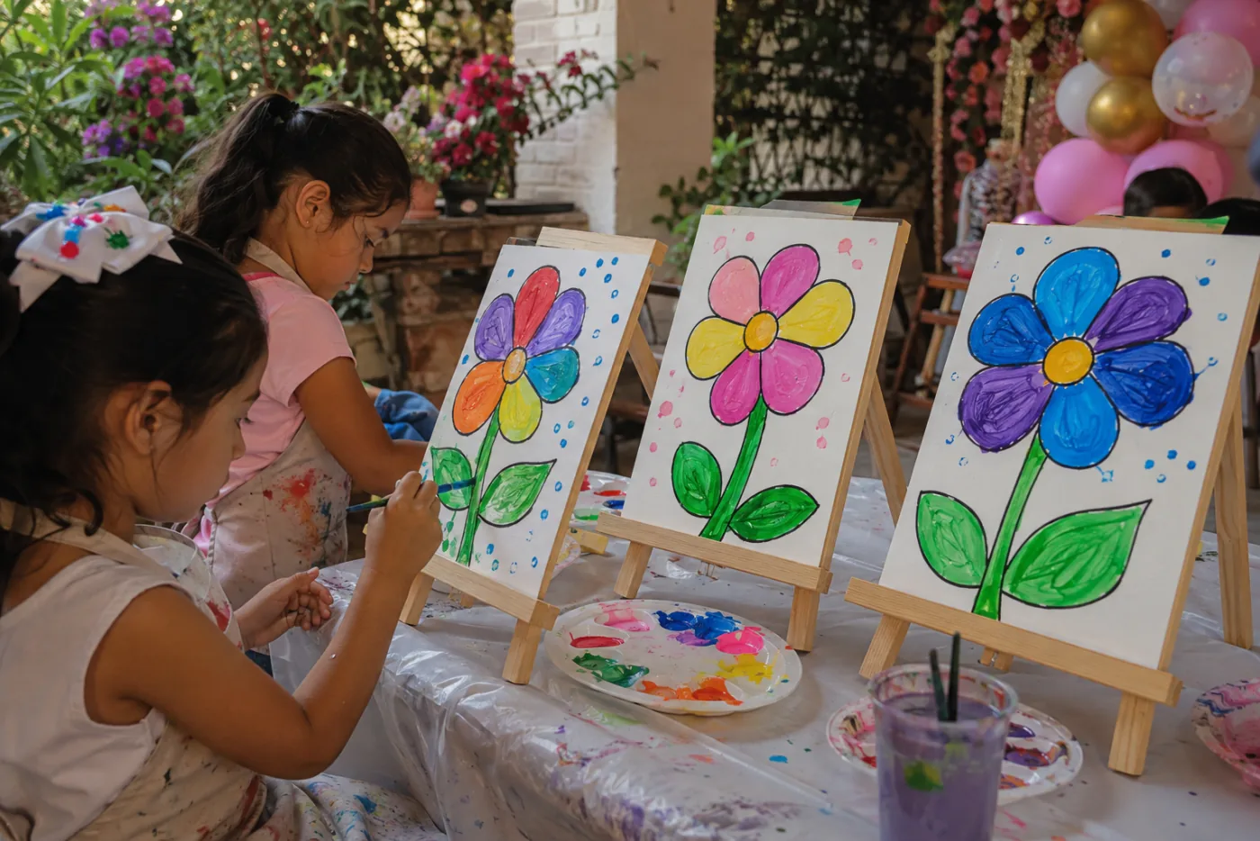 Galería de pinturas florales creadas por niños